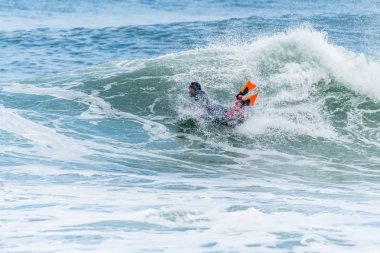 Bodyboarder sörf okyanus dalgası