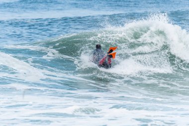Bodyboarder sörf okyanus dalgası
