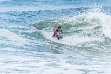 Bodyboarder sörf okyanus dalgası