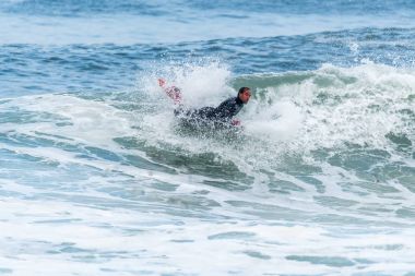 Bodyboarder sörf okyanus dalgası