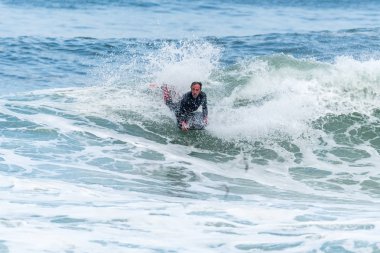 Bodyboarder sörf okyanus dalgası