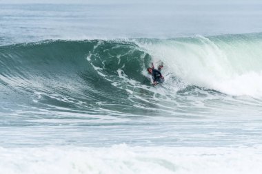 Bodyboarder sörf okyanus dalgası