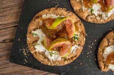 Tahıllı crispread meze