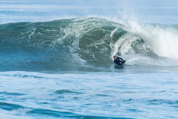 Bodyboarder sörf okyanus dalgası