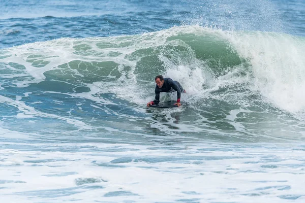 Bodyboarder 서핑 바다 물결 — 스톡 사진