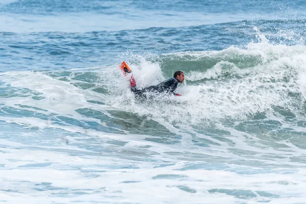 Bodyboarder 서핑 바다 물결 — 스톡 사진