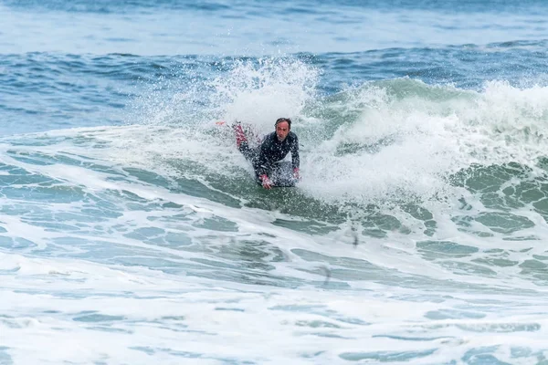 Bodyboarder 서핑 바다 물결 — 스톡 사진