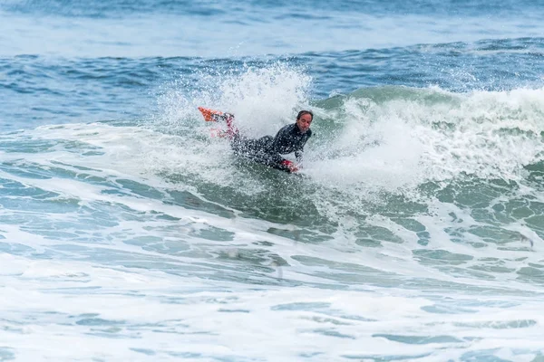 Bodyboarder surft auf der Meereswelle — Stockfoto