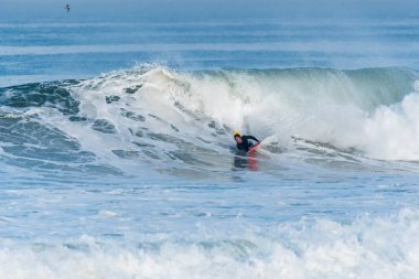Bodyboarder sörf okyanus dalgası
