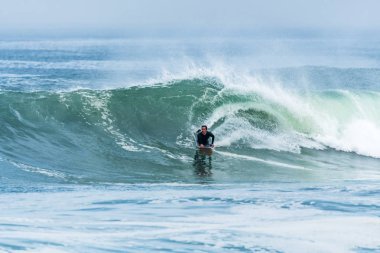 Bodyboarder sörf okyanus dalgası