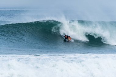 Bodyboarder sörf okyanus dalgası