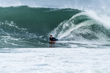 Bodyboarder sörf okyanus dalgası