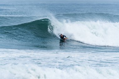 Bodyboarder sörf okyanus dalgası