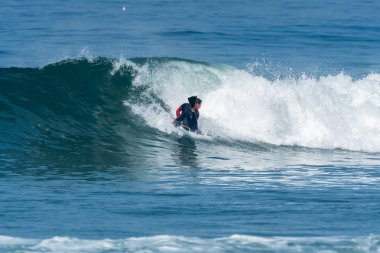 Bodyboarder sörf okyanus dalgası