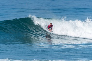Bodyboarder sörf okyanus dalgası