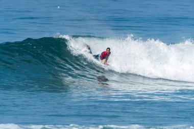 Bodyboarder sörf okyanus dalgası