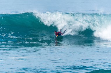 Bodyboarder sörf okyanus dalgası