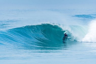 Bodyboarder sörf okyanus dalgası