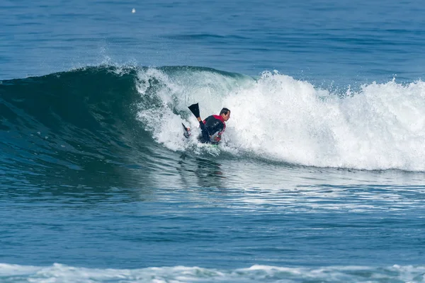 Bodyboarder surfování ocean wave — Stock fotografie