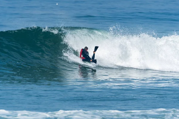 Bodyboarder surfing ocean wave — Stockfoto