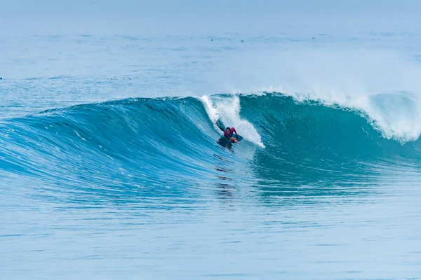 Bodyboarder surft auf der Meereswelle — Stockfoto