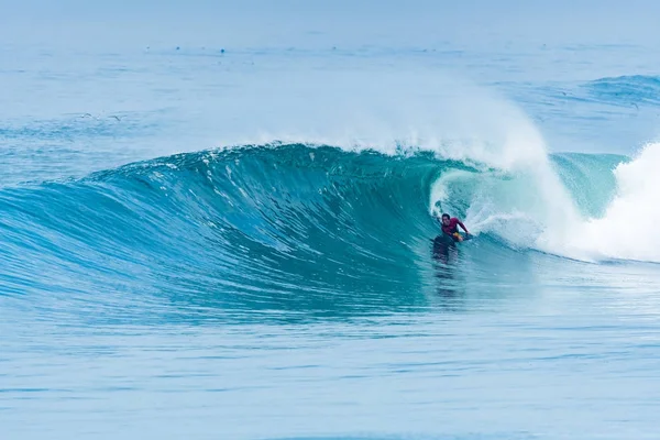 Bodyboarder surfen ocean wave — Stockfoto