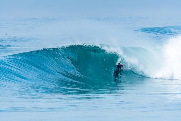 Bodyboarder surfing ocean fala — Zdjęcie stockowe