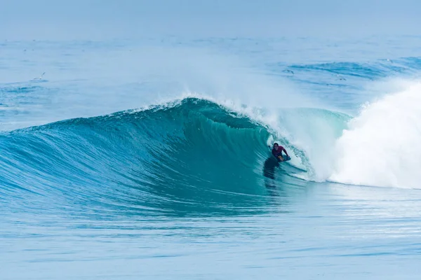Bodyboarder surfing ocean fala — Zdjęcie stockowe