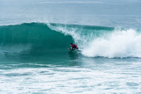 Bodyboarder surfing ocean wave — Stock Photo, Image