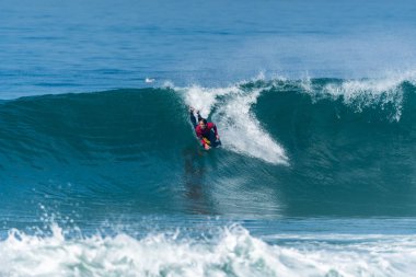 Bodyboarder sörf okyanus dalgası