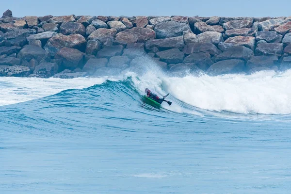 Bodyboarder surfen ocean wave — Stockfoto