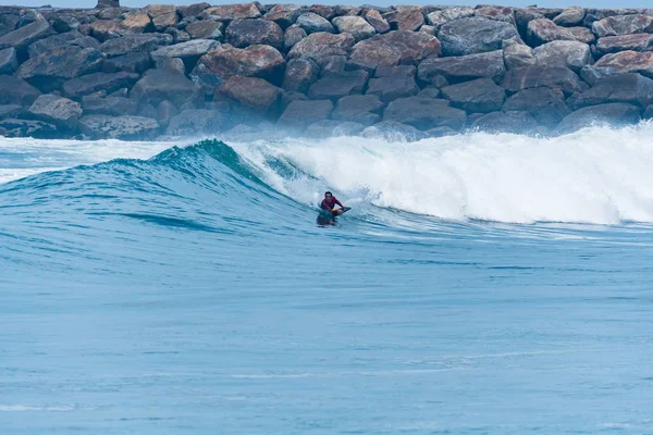 Bodyboarder surfen ocean wave — Stockfoto