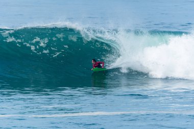 Bodyboarder sörf okyanus dalgası