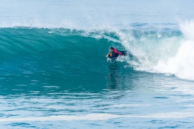 Bodyboarder sörf okyanus dalgası