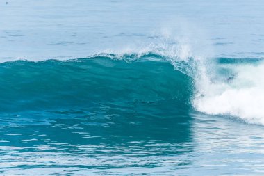 Bodyboarder sörf okyanus dalgası