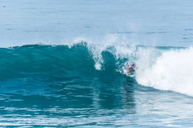 Bodyboarder sörf okyanus dalgası