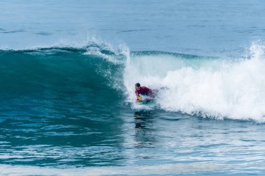 Bodyboarder sörf okyanus dalgası