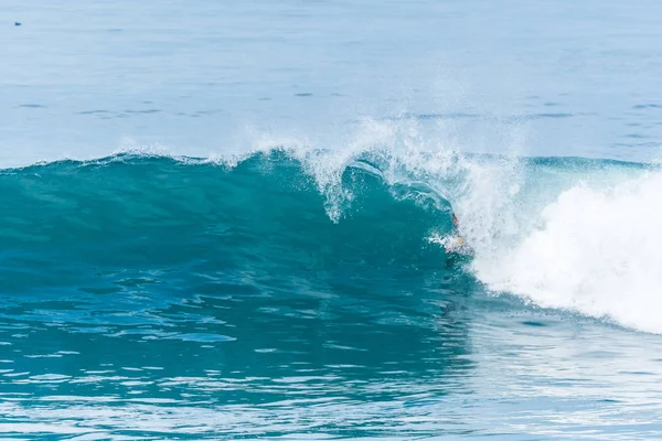 Bodyboarder surfen ocean wave — Stockfoto