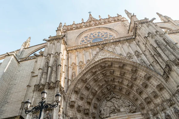 Tür der Kathedrale von Sevilla — Stockfoto