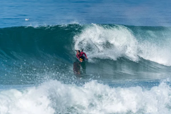 Bodyboarder surfing ocean wave — Stockfoto