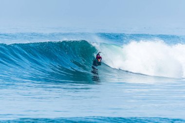 Bodyboarder sörf okyanus dalgası