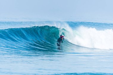Bodyboarder sörf okyanus dalgası