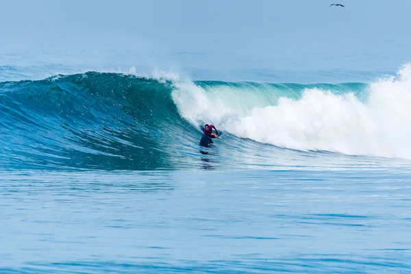 Bodyboarder 서핑 바다 물결 — 스톡 사진