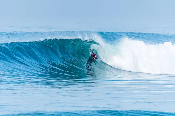 Bodyboarder surfen ocean wave — Stockfoto