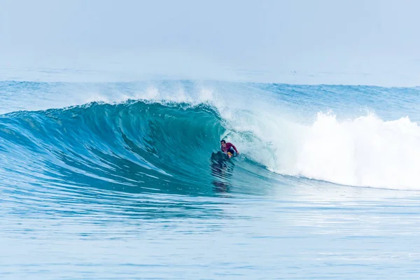 Bodyboarder surfing ocean fala — Zdjęcie stockowe