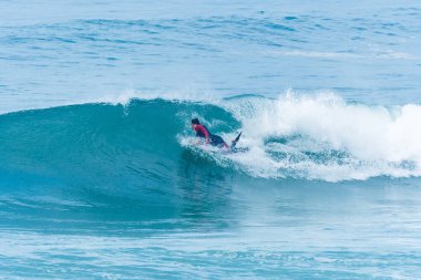 Bodyboarder sörf okyanus dalgası
