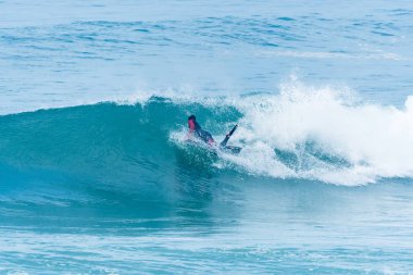 Bodyboarder sörf okyanus dalgası