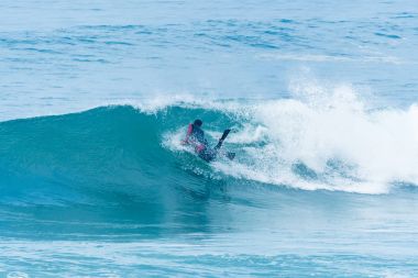 Bodyboarder sörf okyanus dalgası