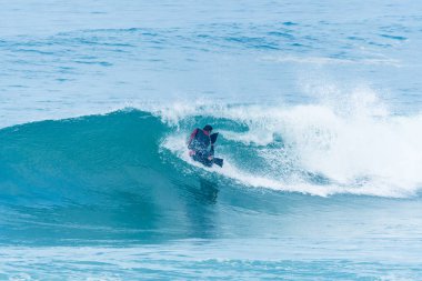 Bodyboarder sörf okyanus dalgası