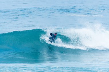 Bodyboarder sörf okyanus dalgası